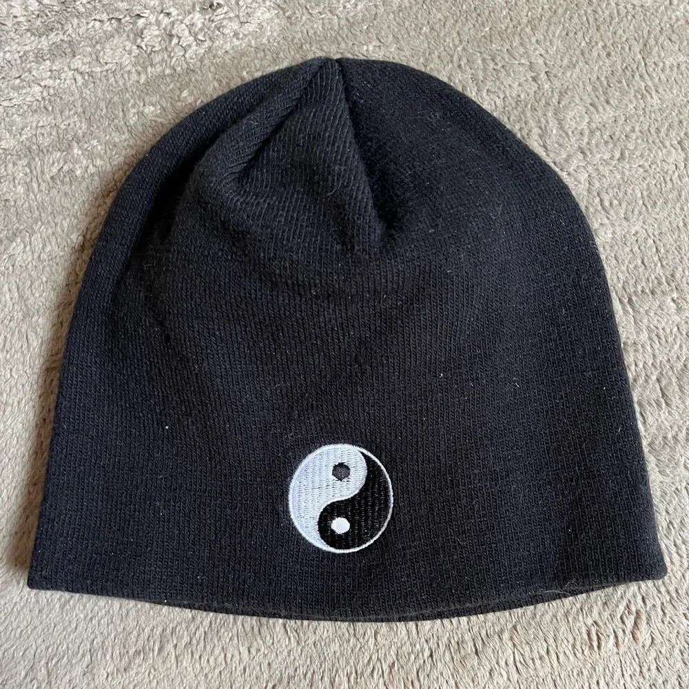 EUC Vintage Y2K Kids Black Beanie with Yin Yang Design